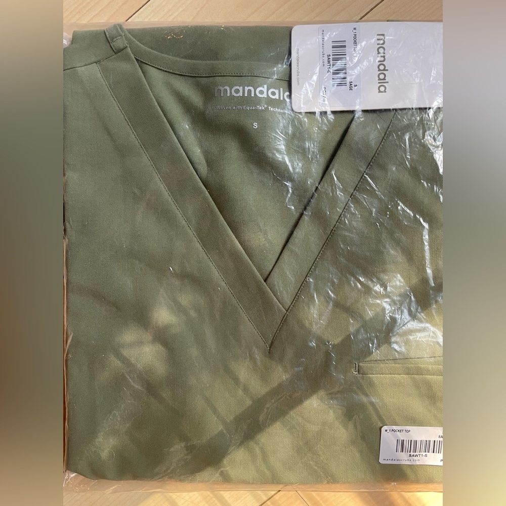 NWT Mandala Green Scrub Top (W-small)